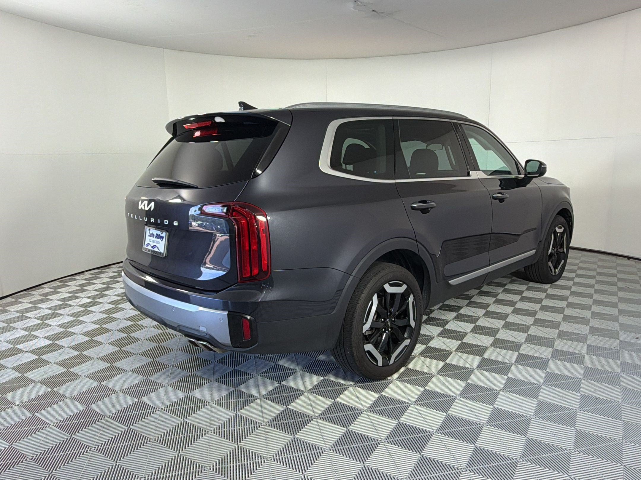 Used 2025 Kia Telluride S FWD image 9