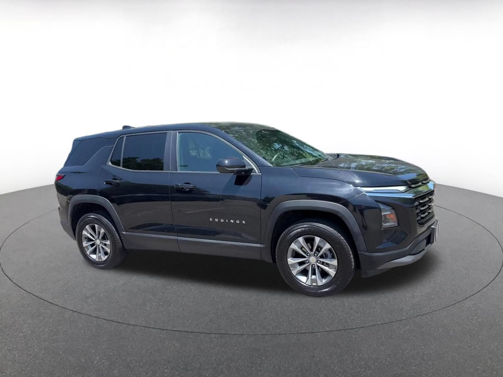 Used 2025 Chevrolet Equinox LT FWD image 2