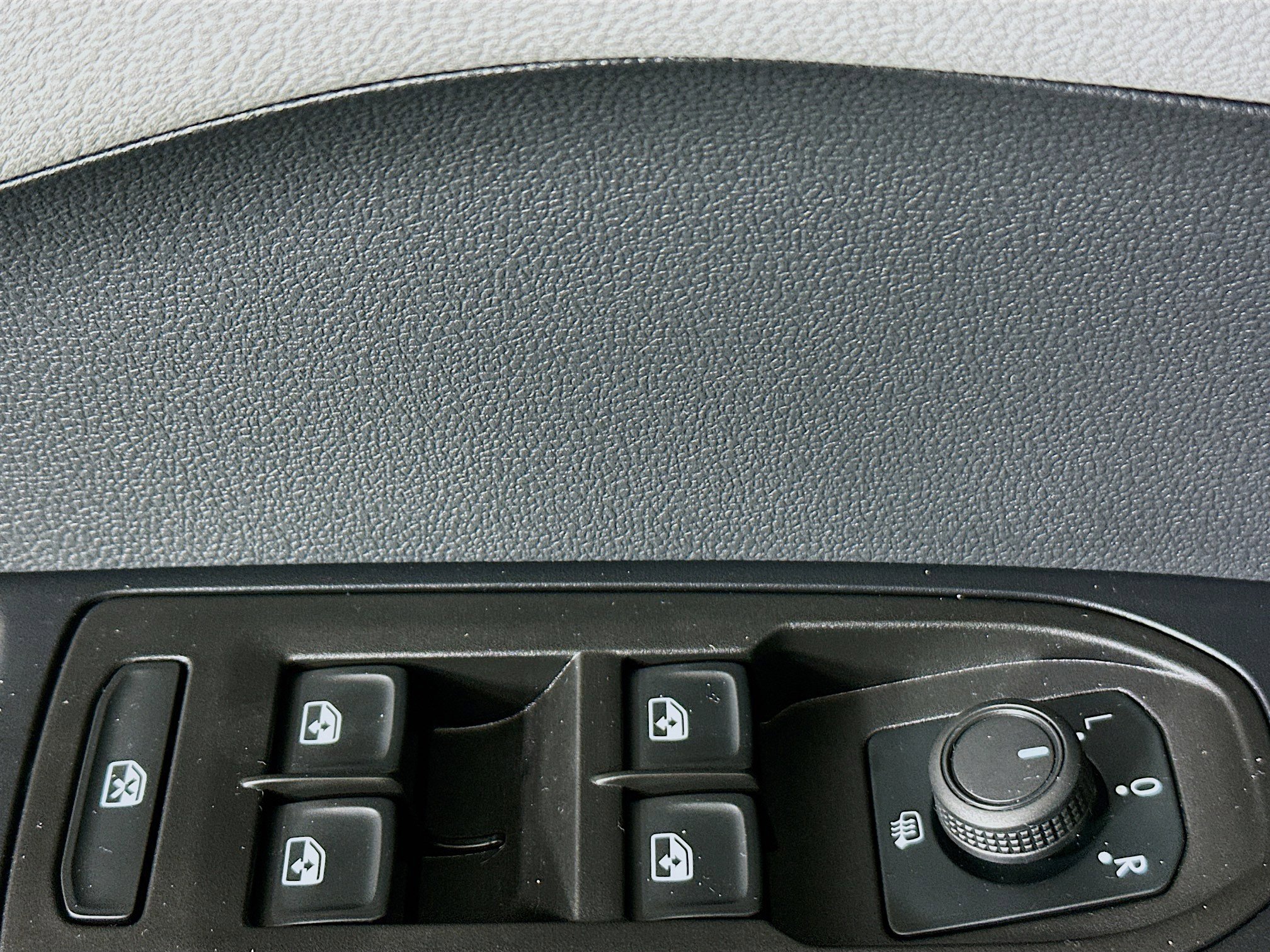 Used 2024 Volkswagen Taos SE image 14