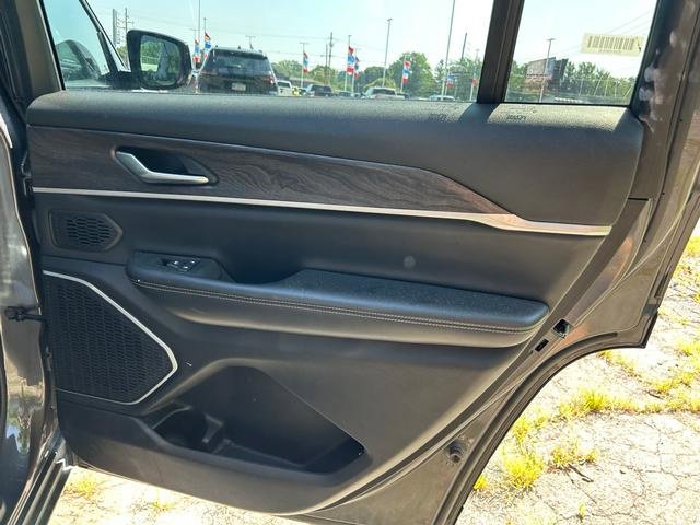 Used 2023 Jeep Grand Cherokee L Limited w/ Black Appearance Package image 27