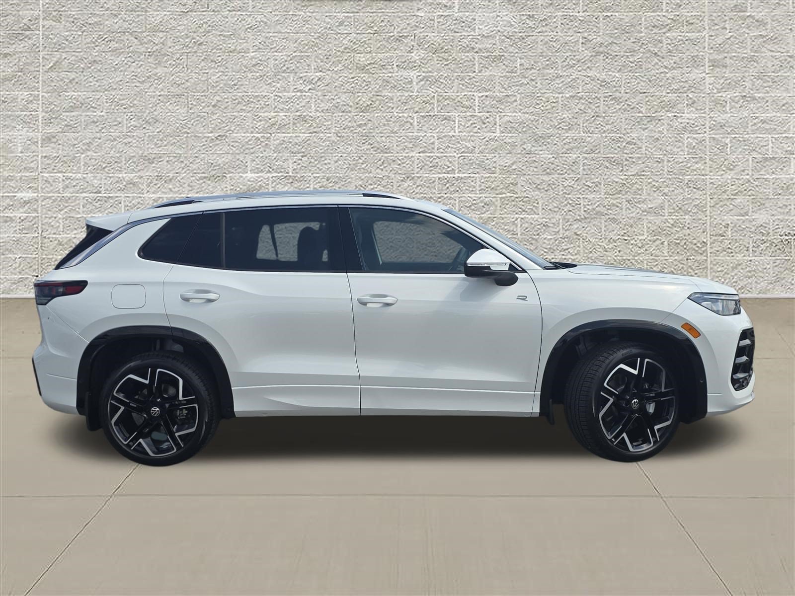 New 2026 Volkswagen Tiguan SEL R-Line AWD/4WD image 8