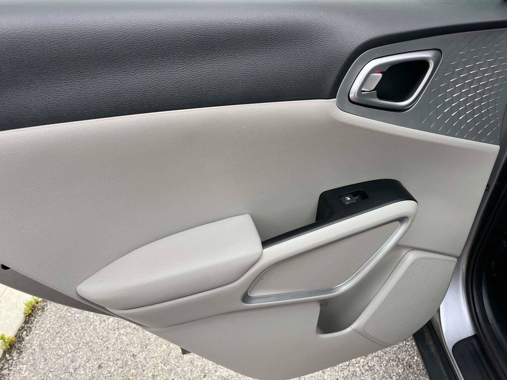 Used 2025 Kia Soul LX w/ LX Technology Package FWD image 5