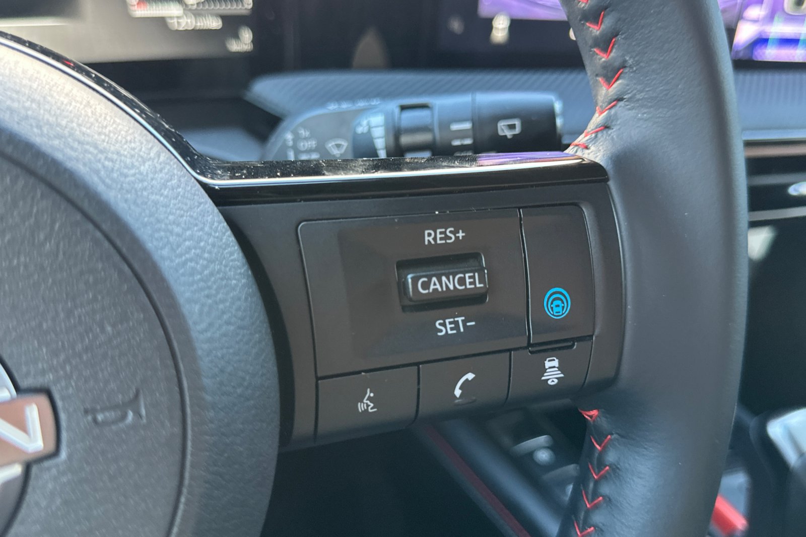 Used 2025 Nissan Kicks SR AWD/4WD image 35