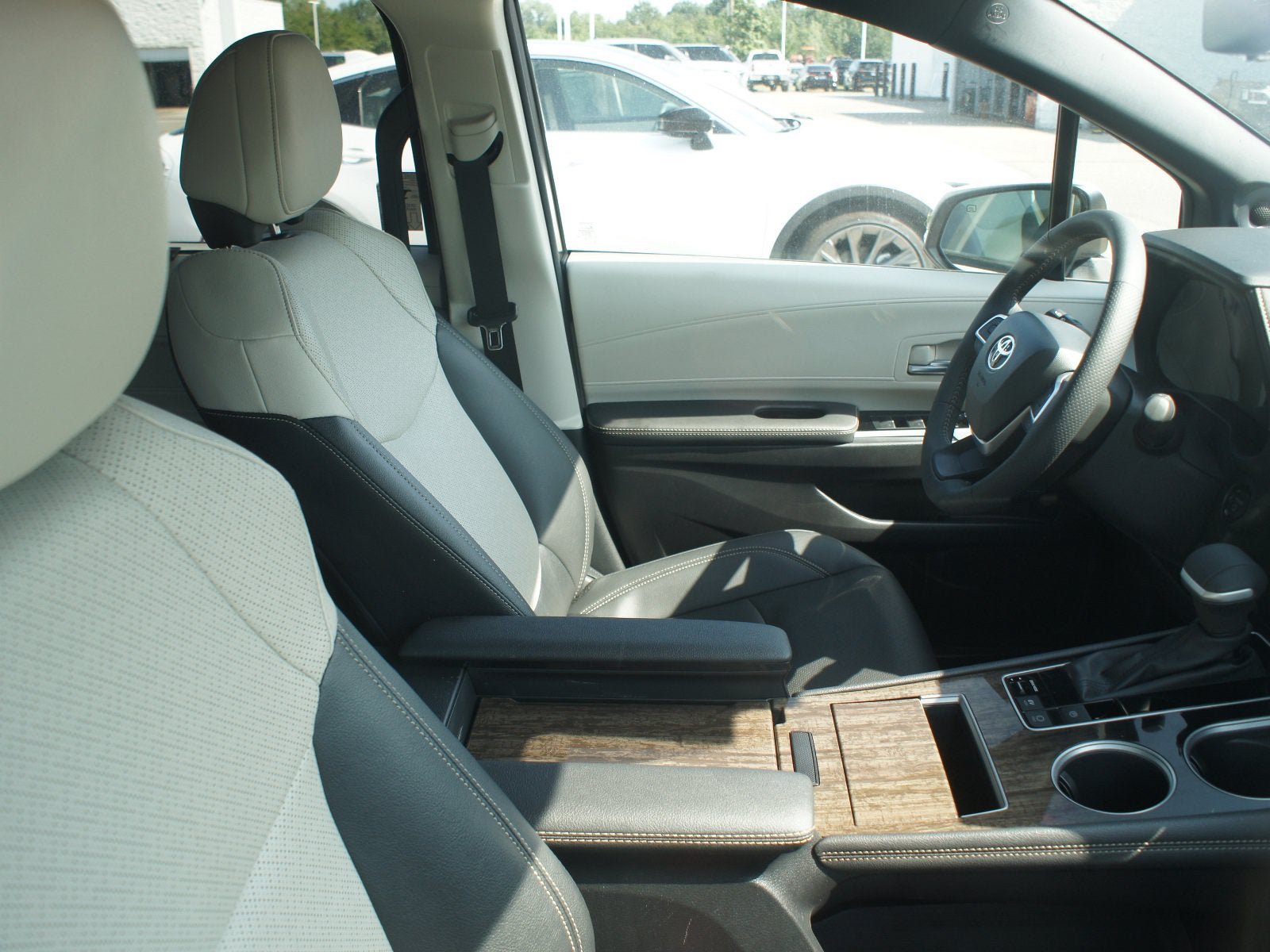 Certified 2026 Toyota Sienna Platinum AWD/4WD image 4