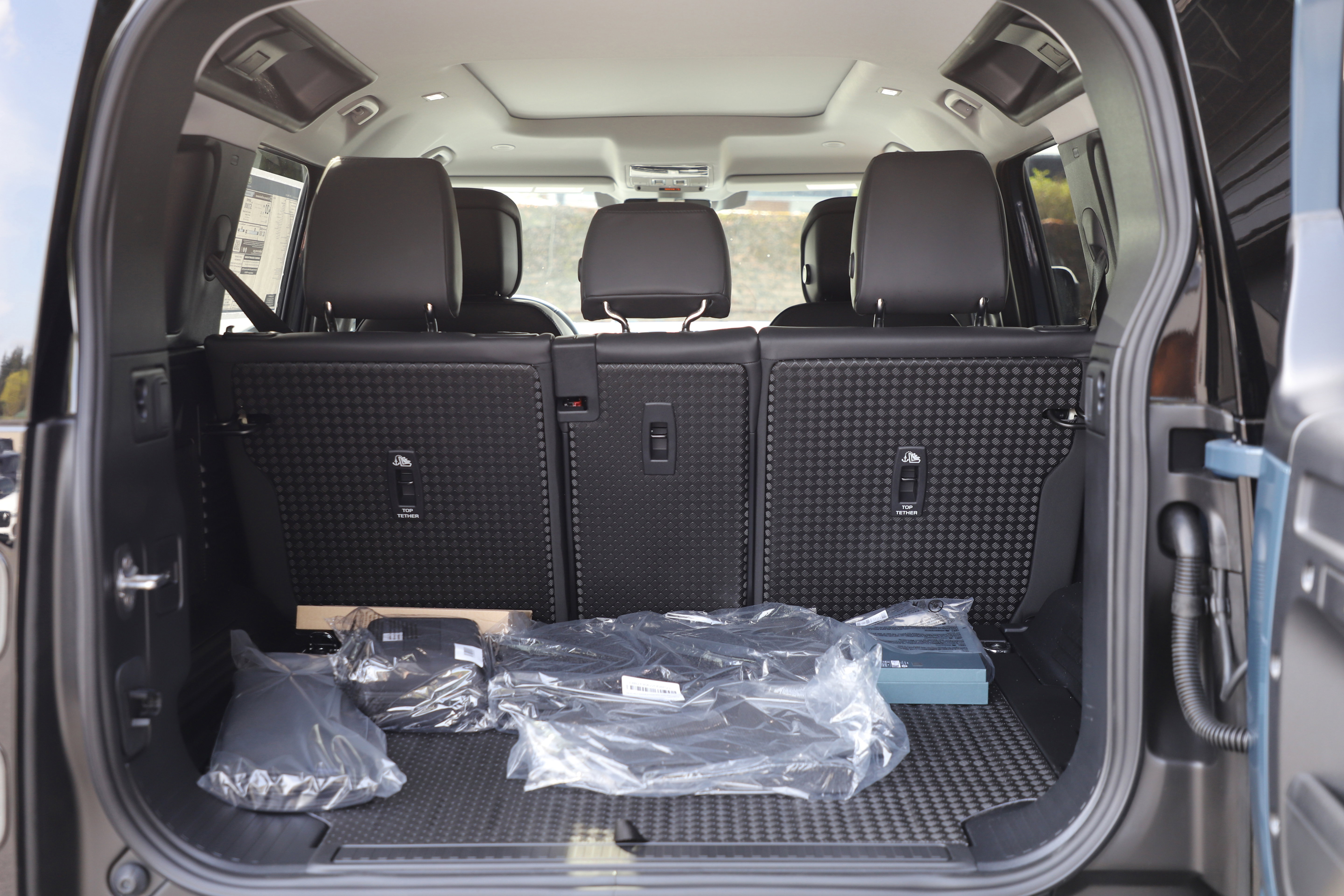 New 2026 Land Rover Defender 110 X-Dynamic SE image 16