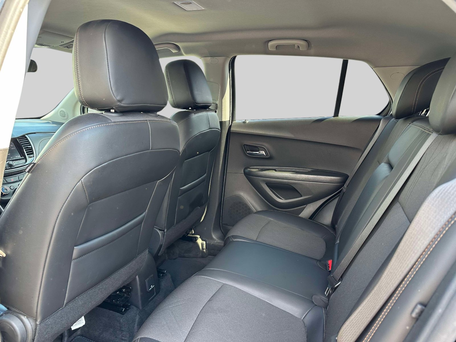 Used 2022 Chevrolet Trax LT w/ Midnight Edition AWD/4WD image 11