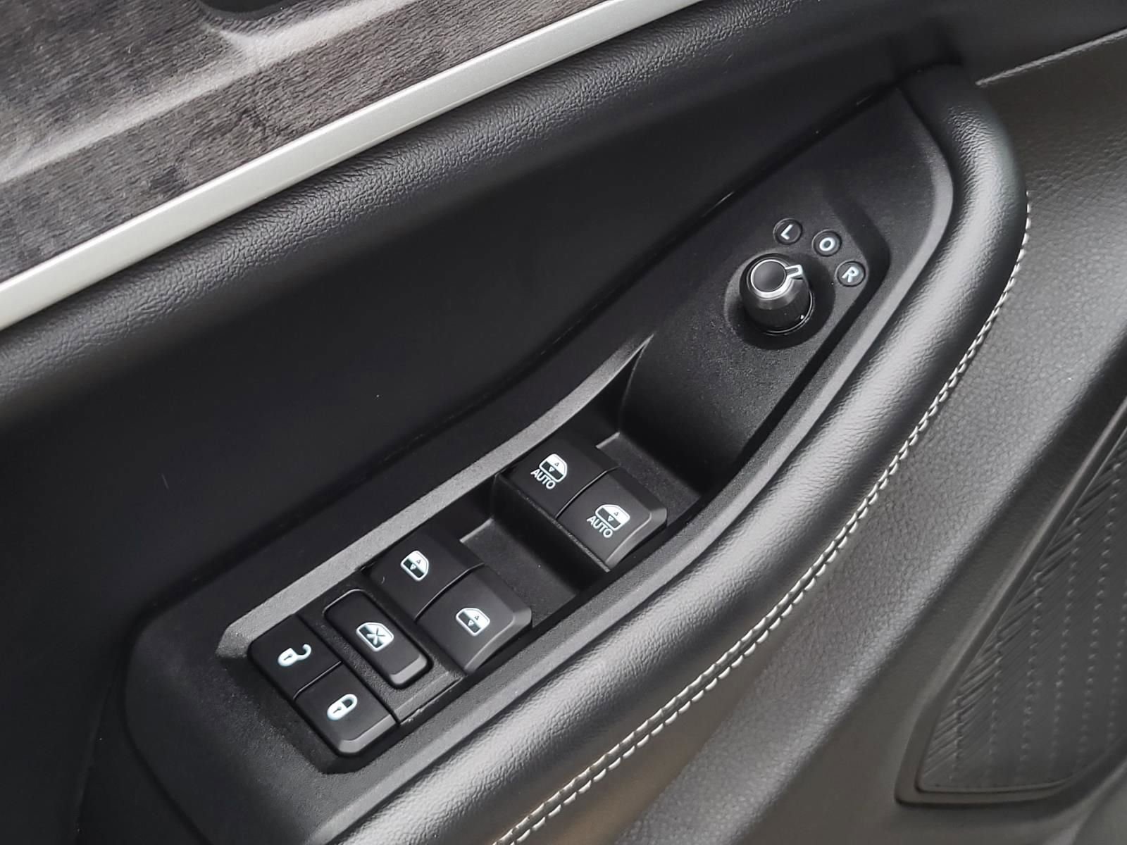 Used 2023 Jeep Grand Cherokee Limited w/ Black Appearance Package image 16