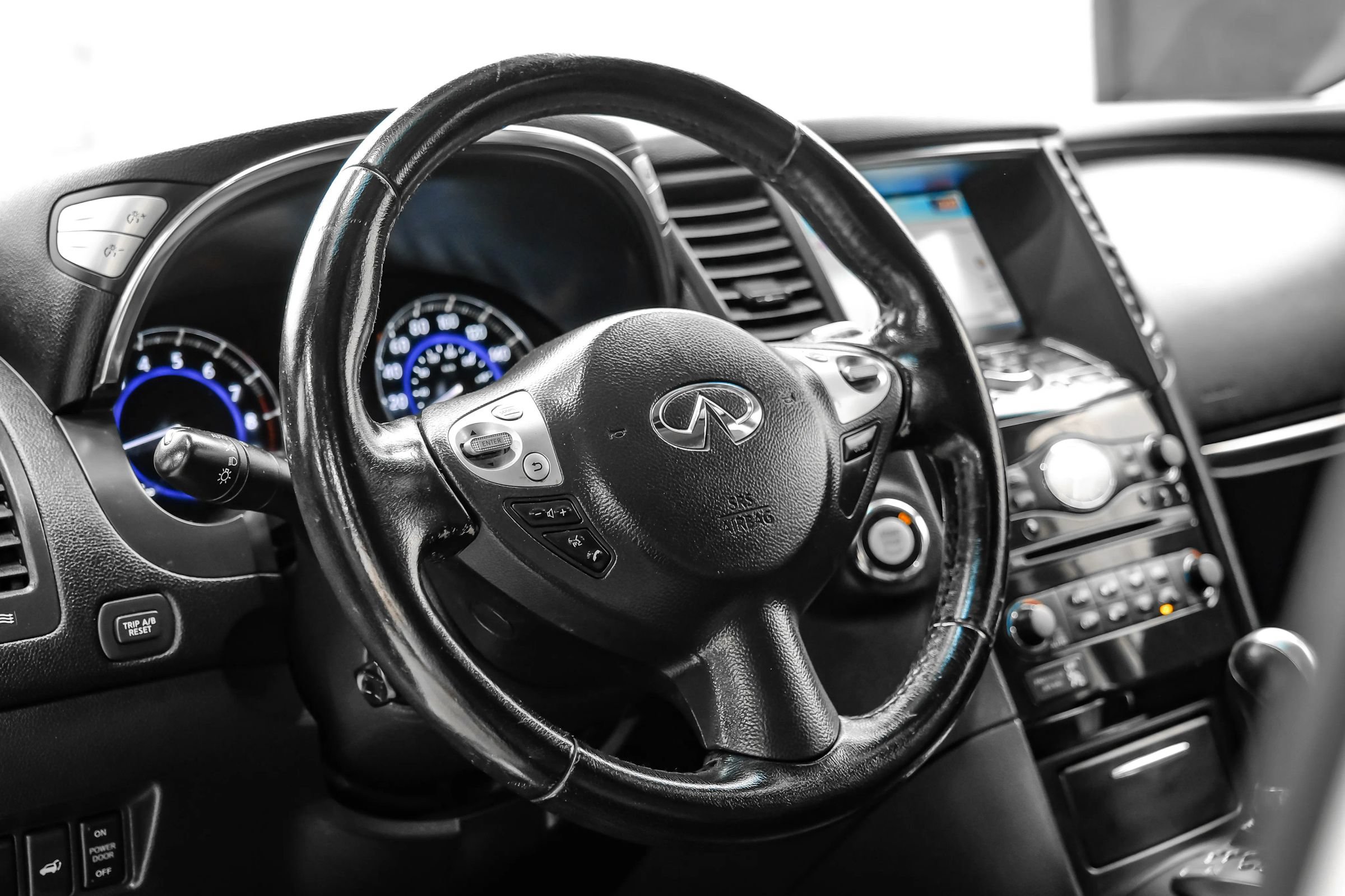 Used 2017 INFINITI QX70 AWD w/ Premium Package image 20