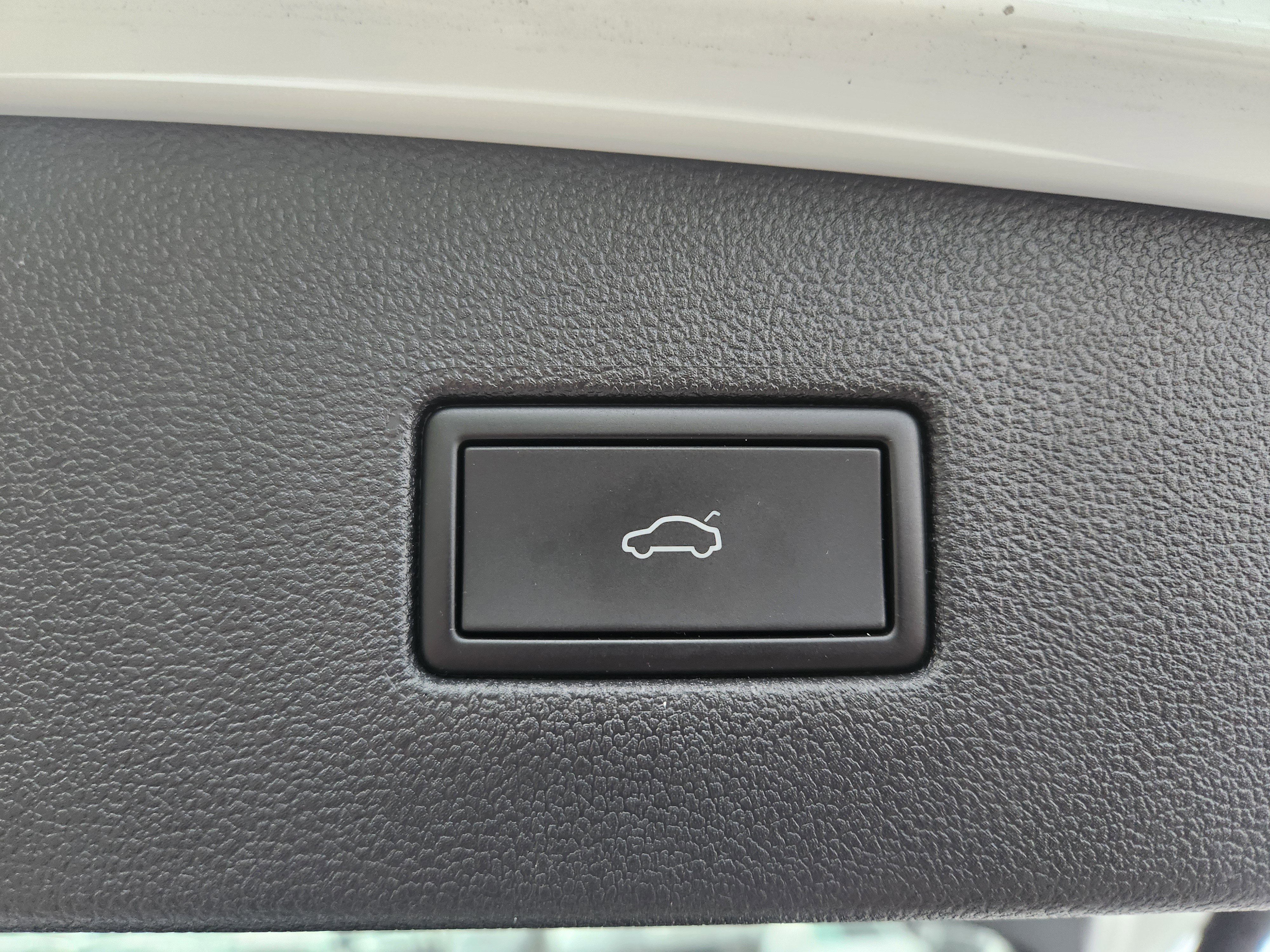 Certified 2022 Volkswagen Tiguan SEL R-Line image 25