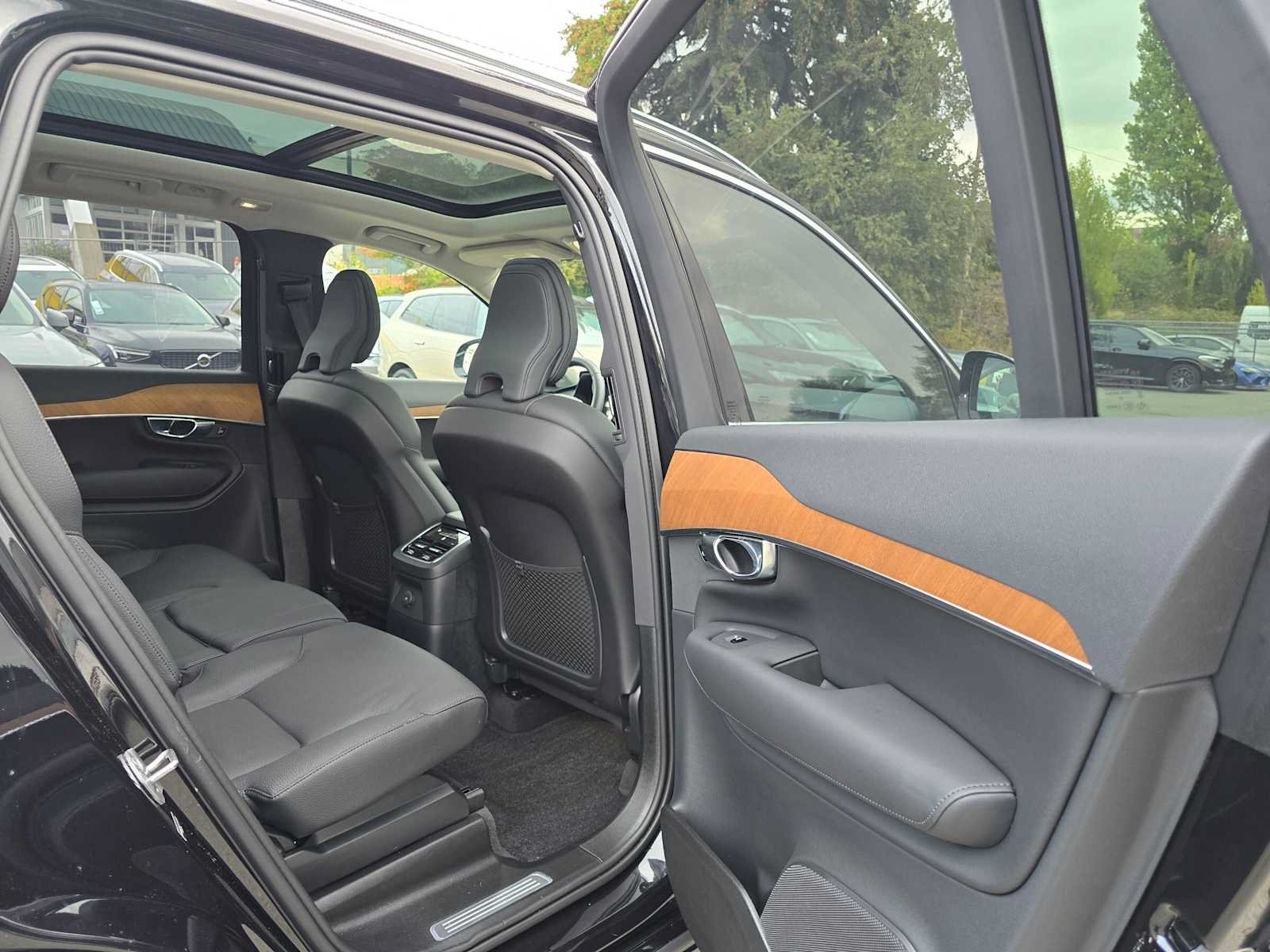 Certified 2025 Volvo XC90 T8 Plus w/ Protection Package Premier AWD/4WD image 14