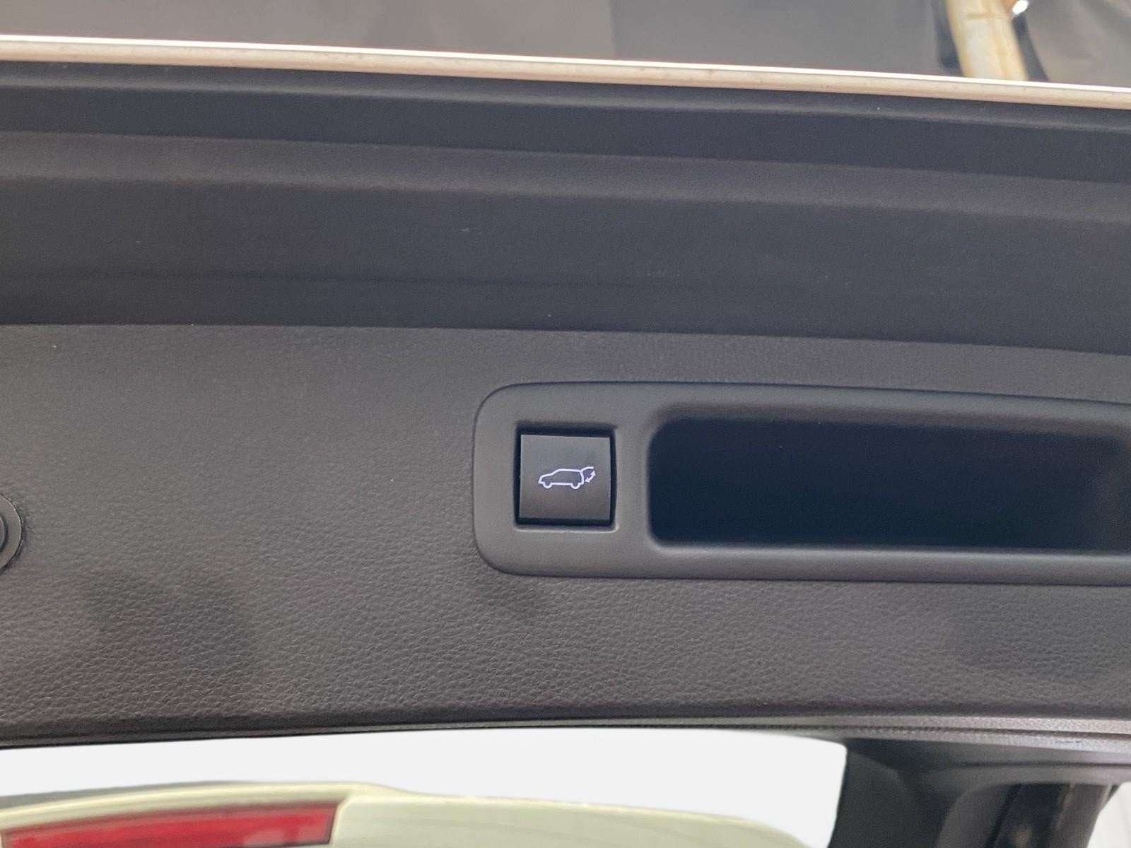 Used 2020 Toyota Highlander XLE AWD/4WD image 16