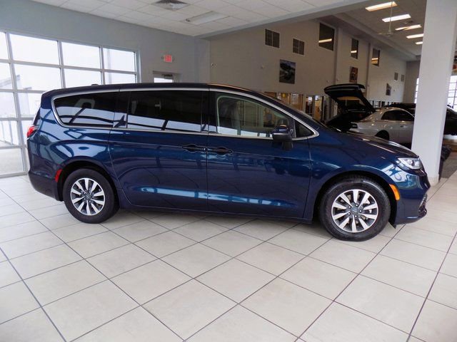Used 2023 Chrysler Pacifica Touring-L FWD image 10