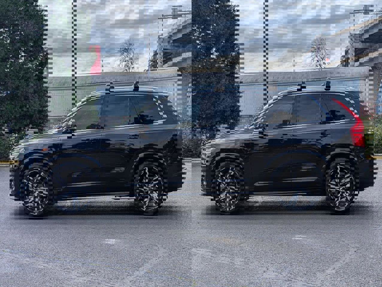 Used 2019 Volvo XC90 T8 R-Design w/ Advanced Package image 4