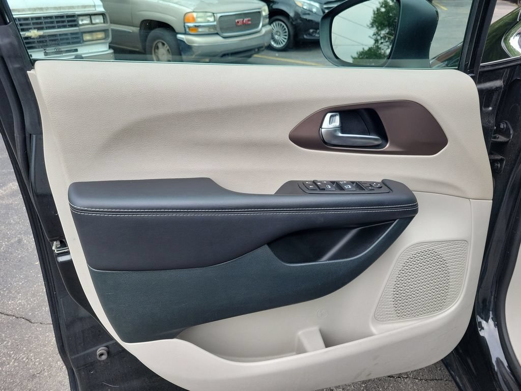 Used 2023 Chrysler Voyager LX FWD image 20