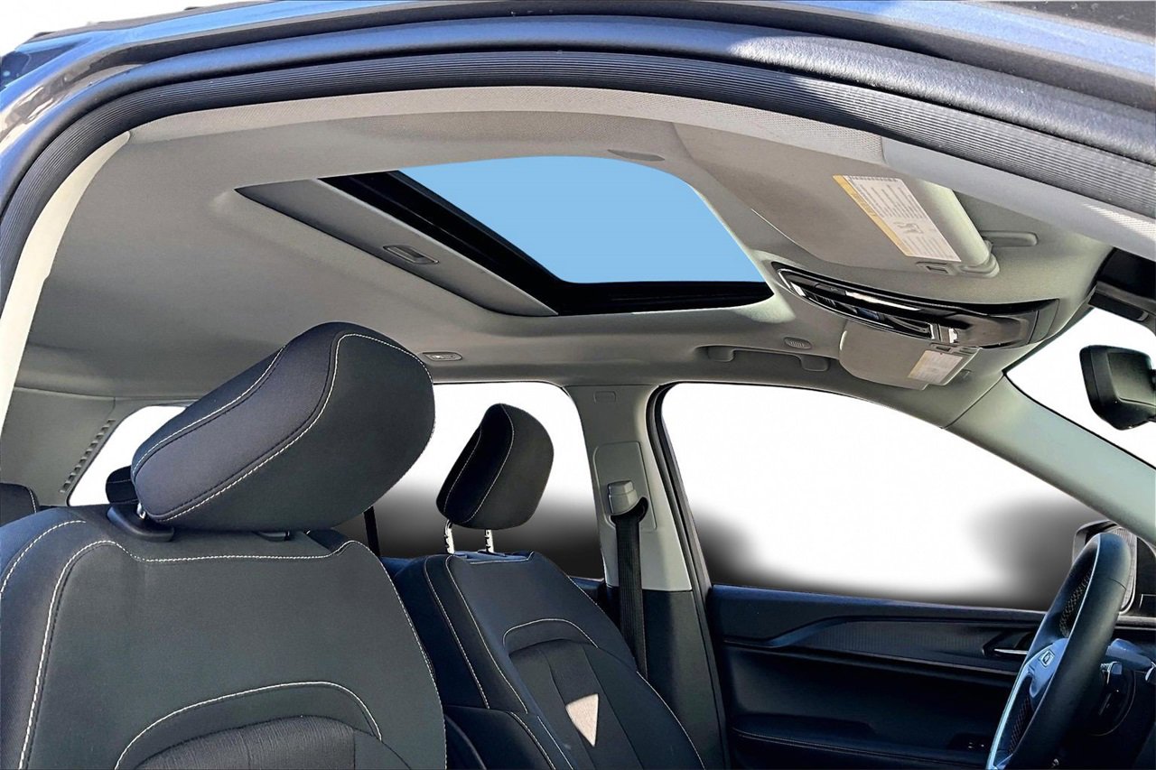 Used 2023 Jeep Grand Cherokee Laredo X image 15