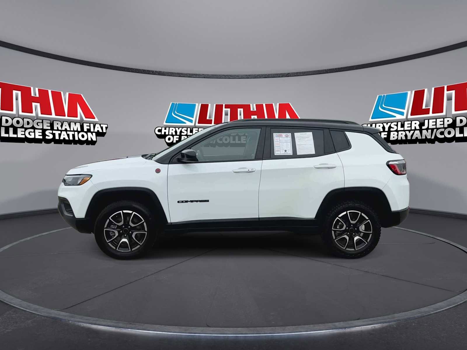 Used 2025 Jeep Compass Trailhawk w/ Trailer Tow Group AWD/4WD image 5