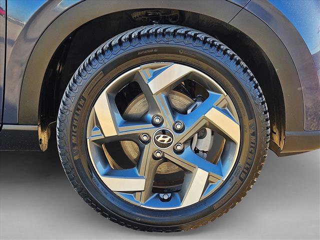 Used 2020 Hyundai Venue image 24