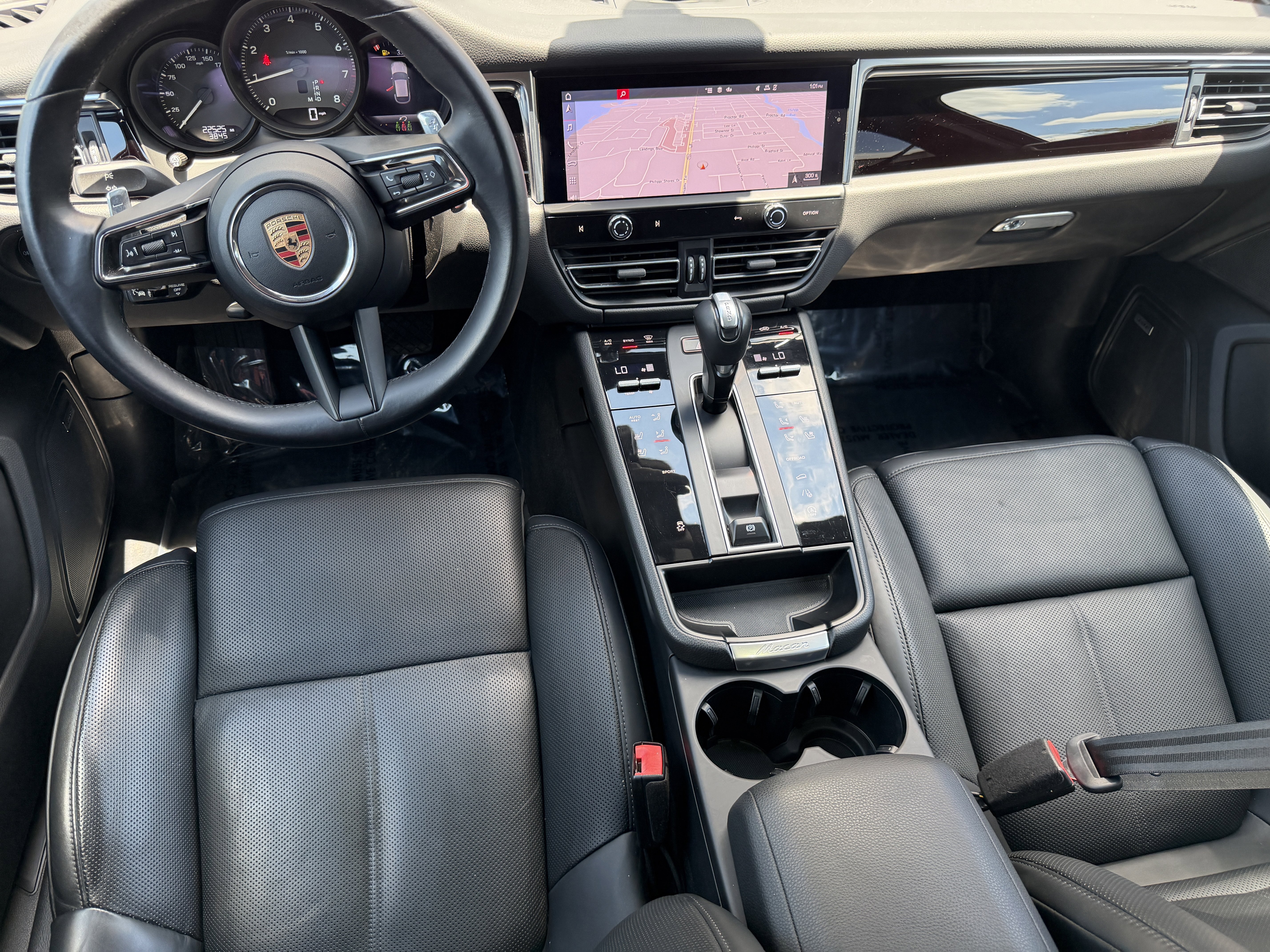 Certified 2024 Porsche Macan AWD/4WD image 17