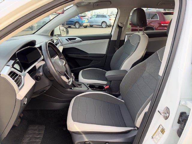 Used 2025 Volkswagen Taos SE FWD image 15