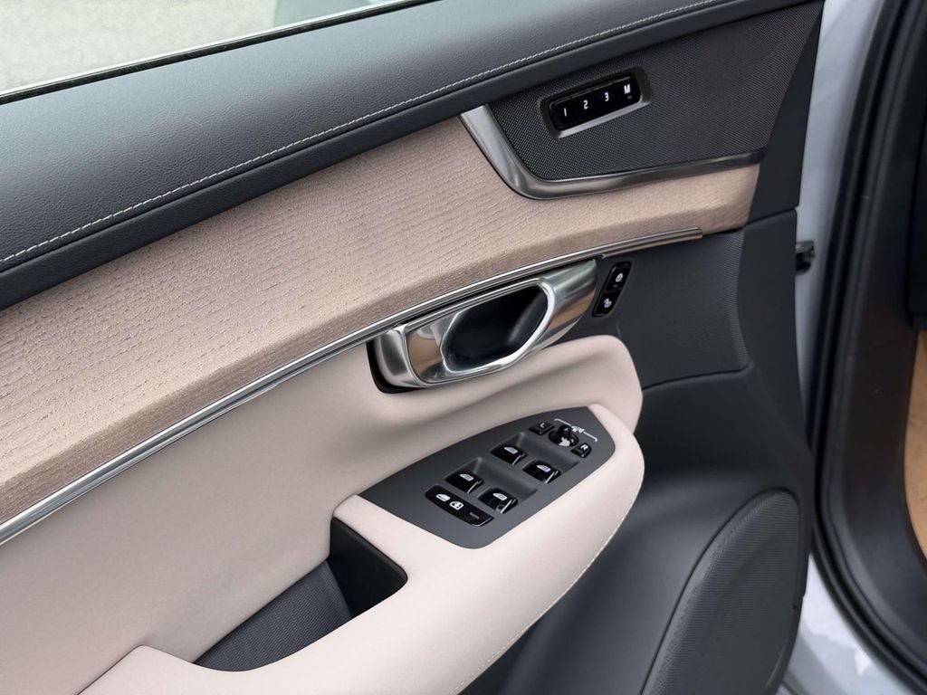New 2026 Volvo XC90 B5 Plus w/ Protection Package Premier AWD/4WD image 17