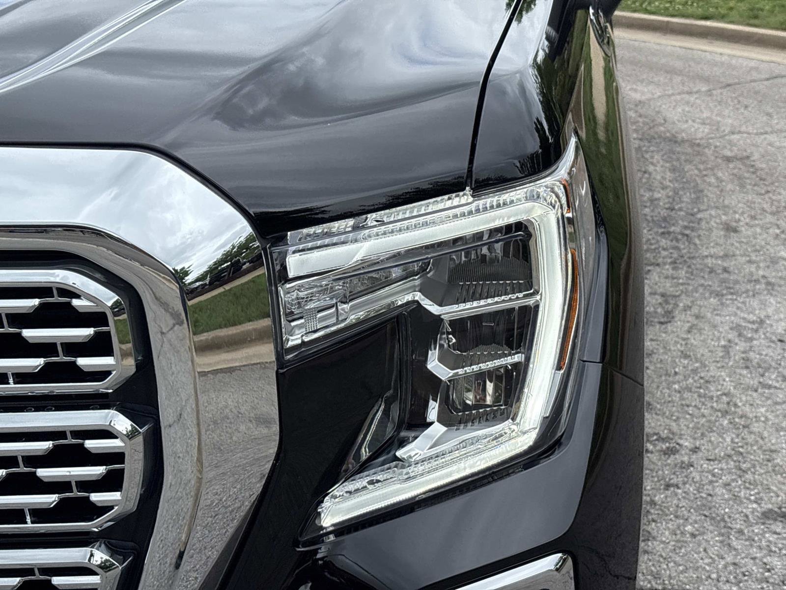 Used 2022 GMC Sierra 1500 Denali w/ Denali Premium Package AWD/4WD image 12