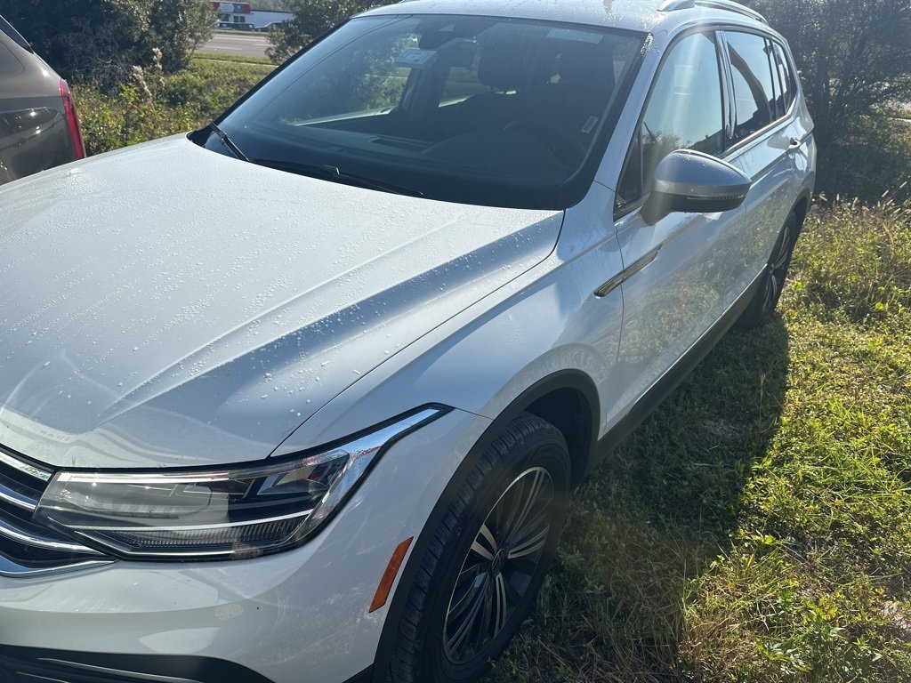 Used 2024 Volkswagen Tiguan SE image 1