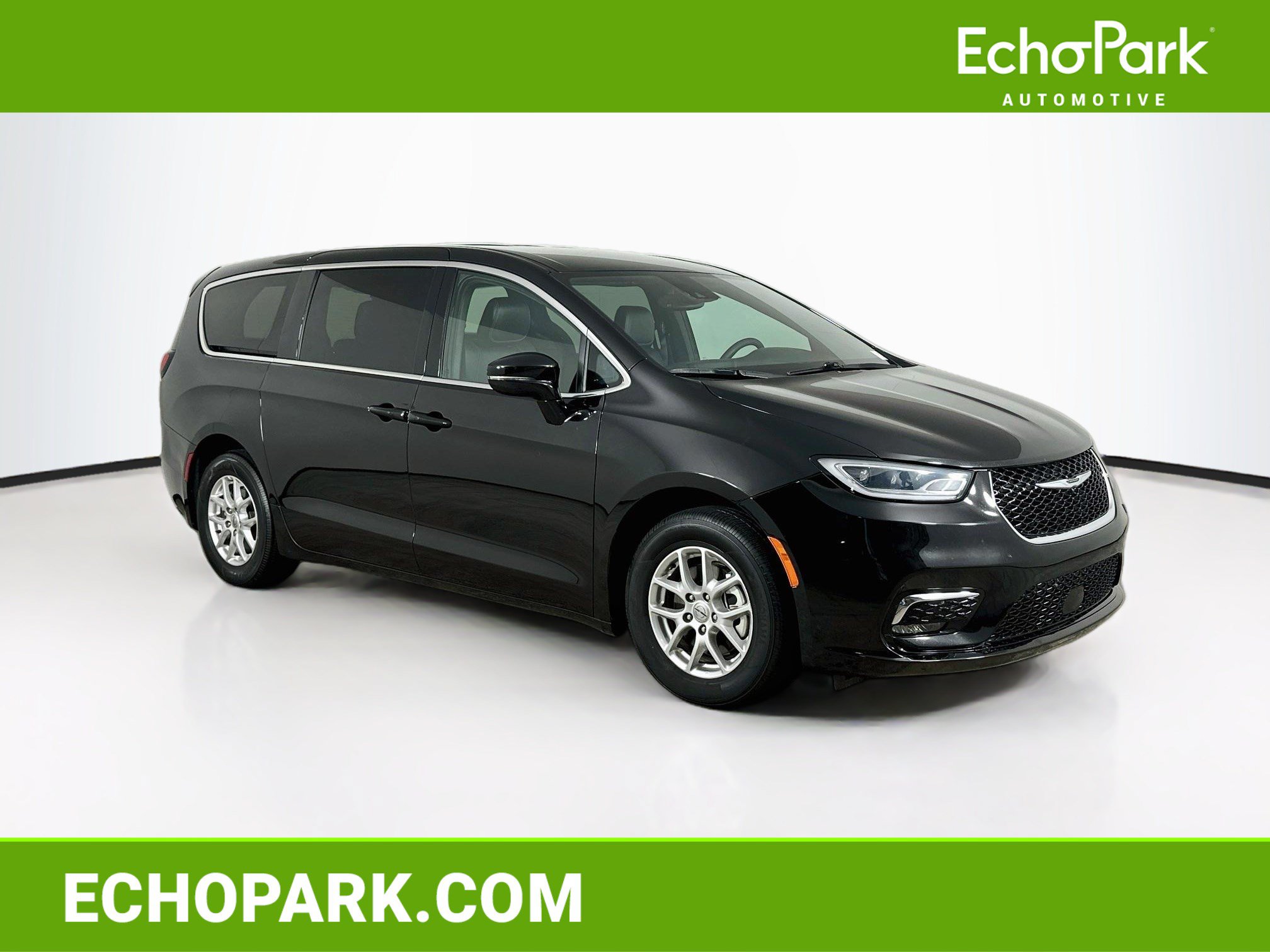 Used 2025 Chrysler Pacifica Select