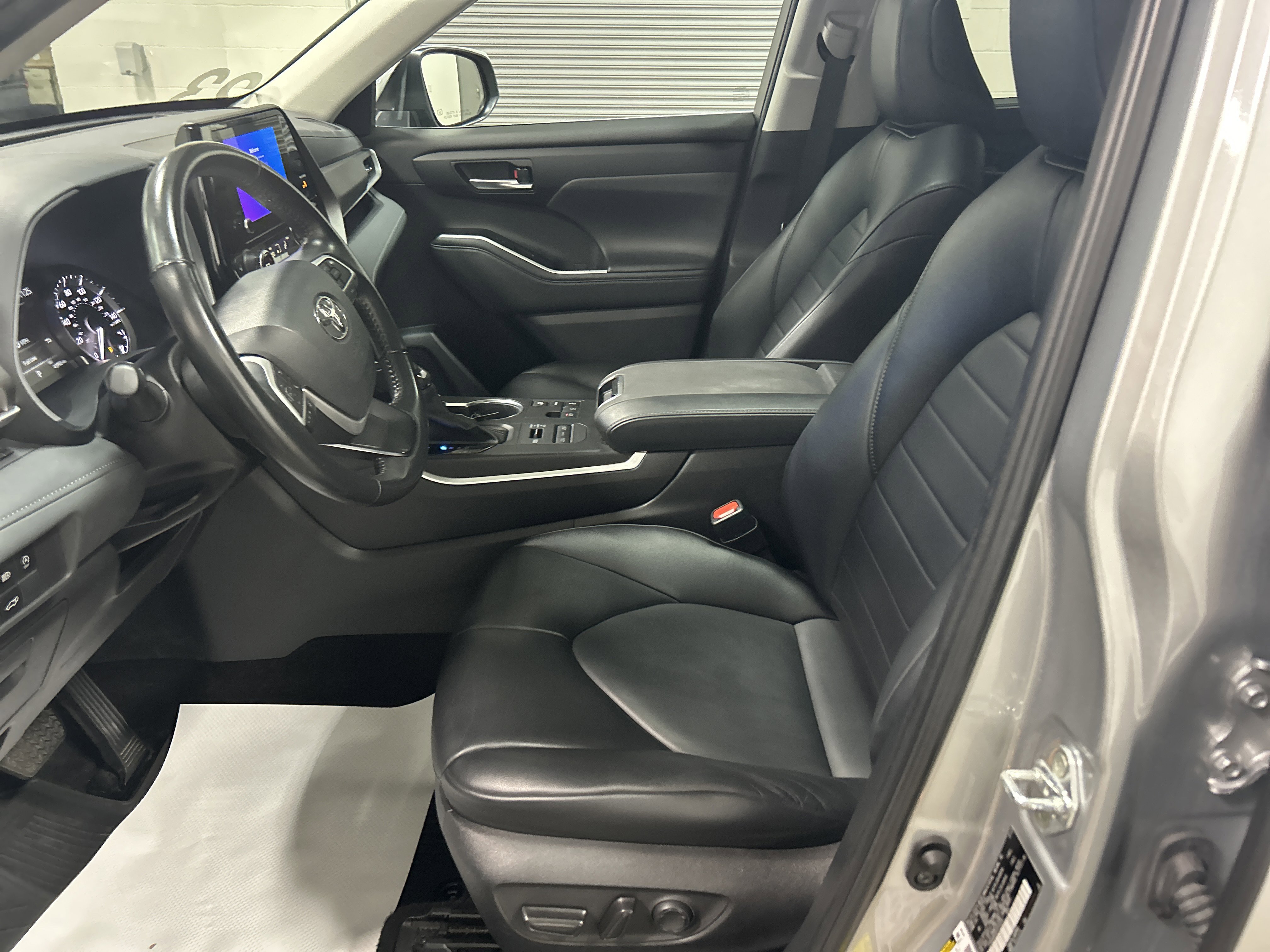 Used 2023 Toyota Highlander XLE image 14