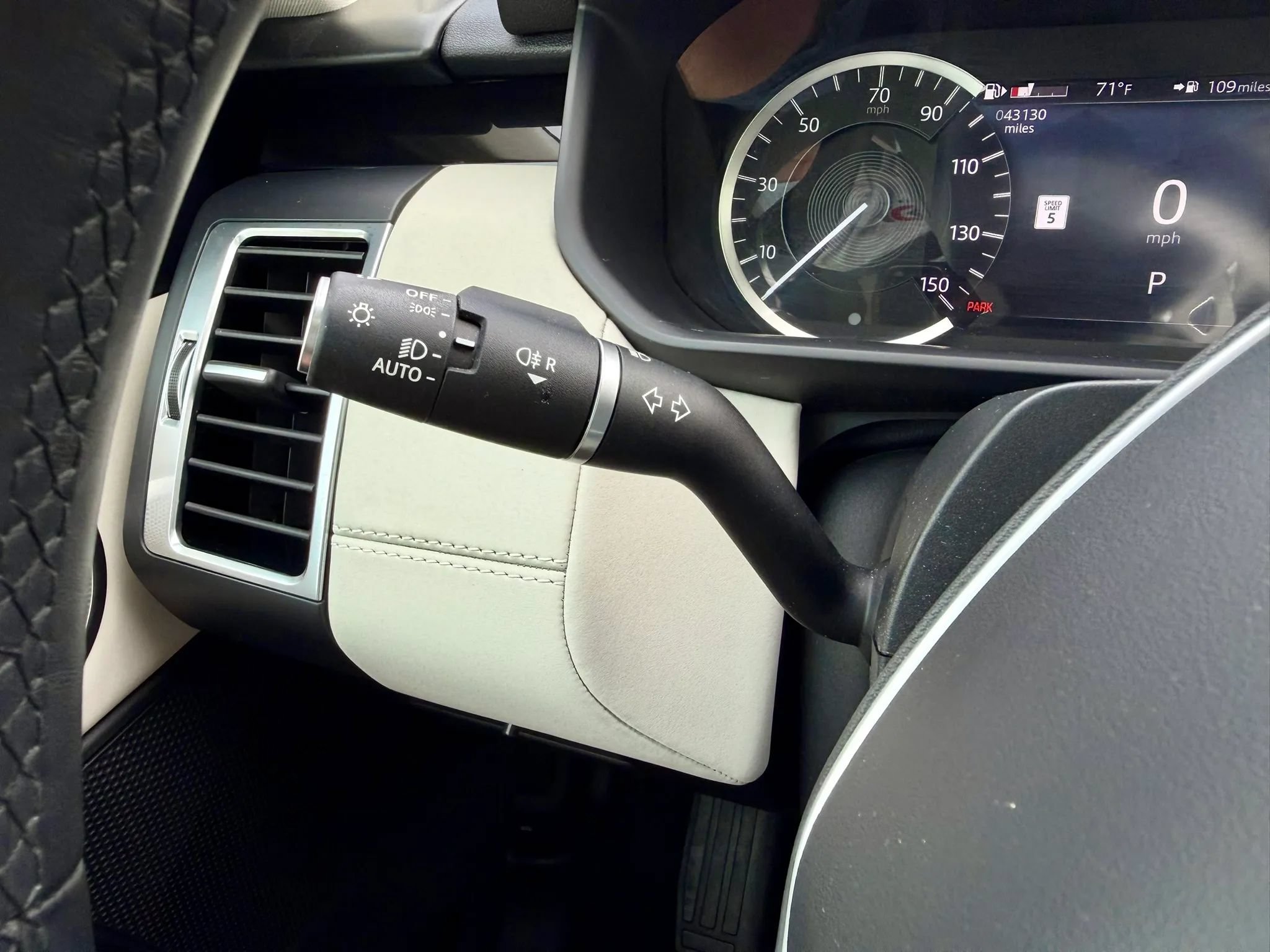 Used 2023 Land Rover Discovery S AWD/4WD image 32