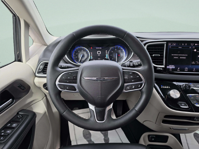 Used 2024 Chrysler Pacifica Touring-L FWD image 24