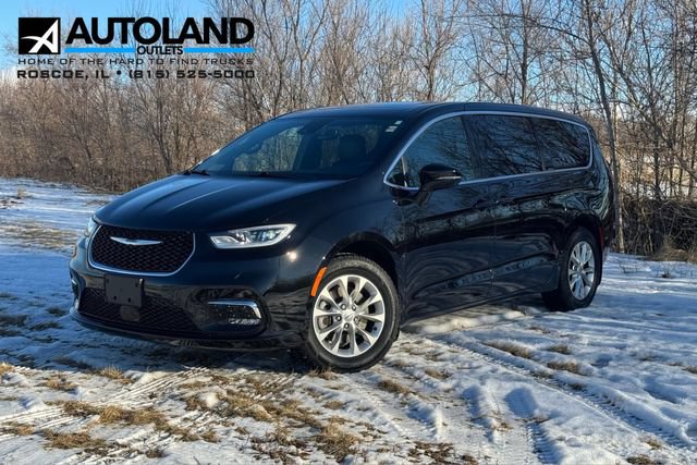 Used 2025 Chrysler Pacifica Select