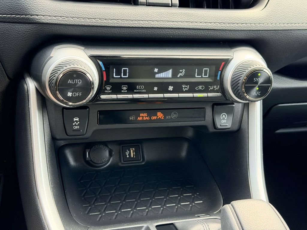 Used 2025 Toyota RAV4 XLE AWD/4WD image 5