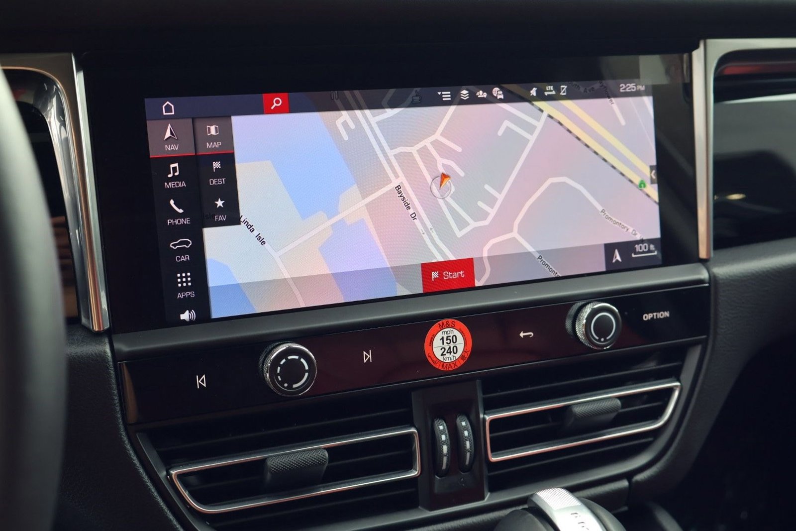 Certified 2025 Porsche Macan image 18