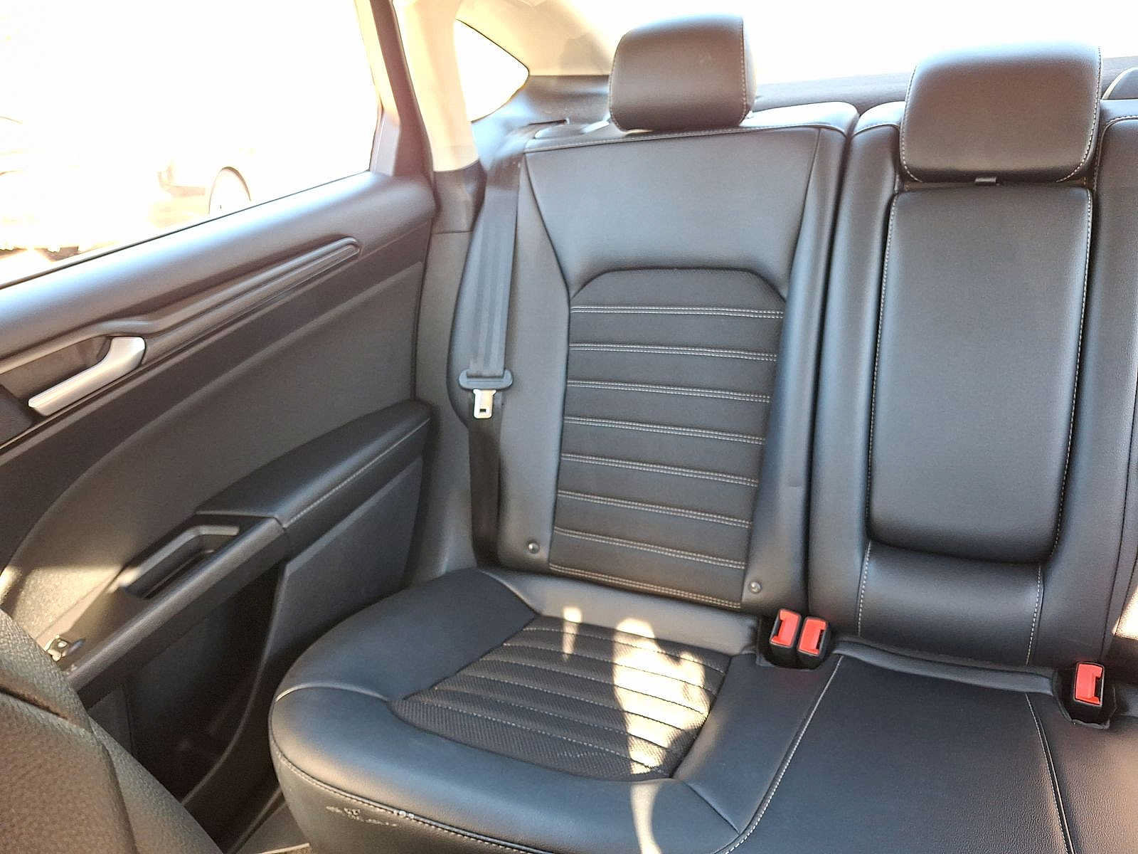 Used 2018 Ford Fusion SE w/ Equipment Group 201A FWD image 12