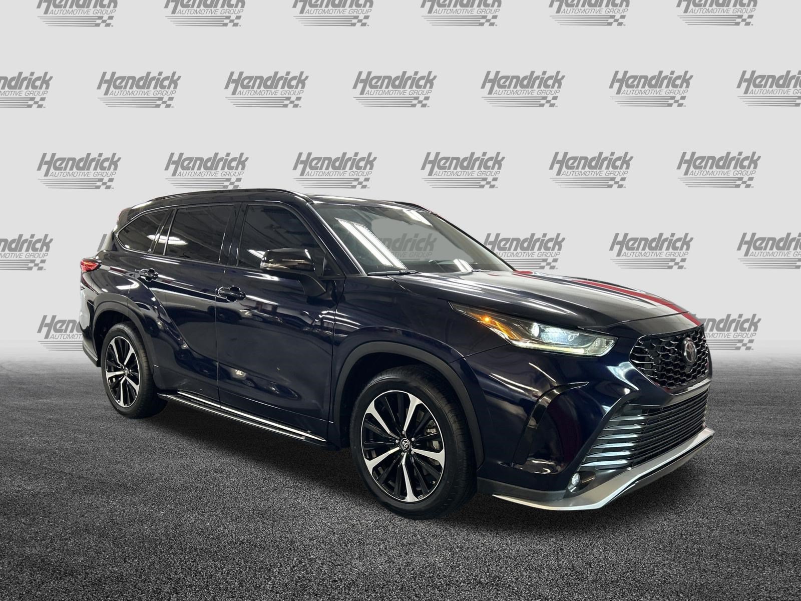 Used 2021 Toyota Highlander XSE FWD image 2