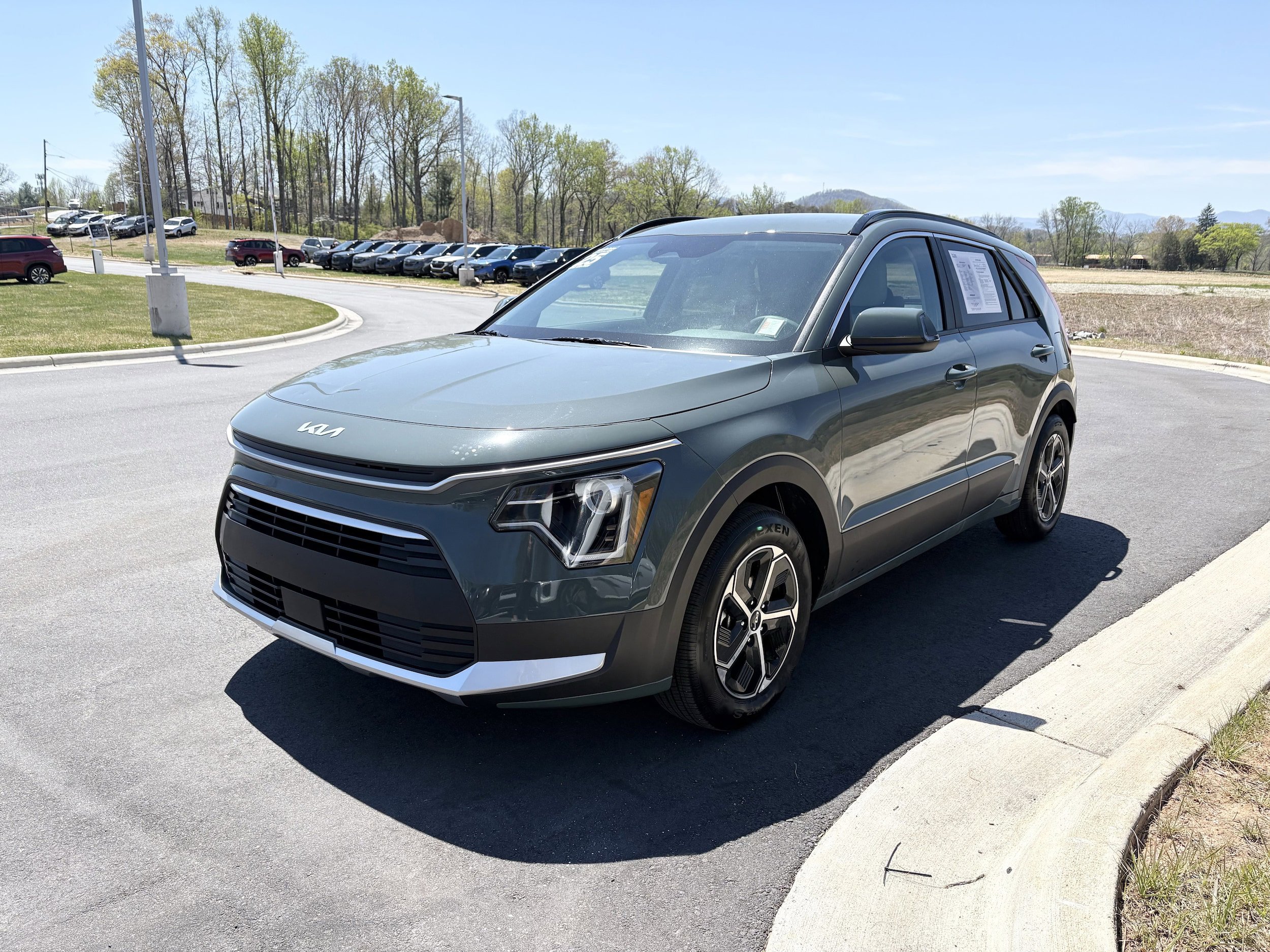 Used 2025 Kia Niro EX FWD image 3
