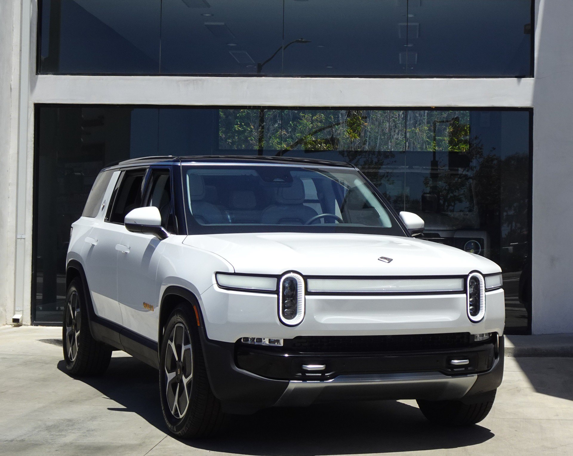 Used 2024 Rivian R1S Adventure AWD/4WD image 9