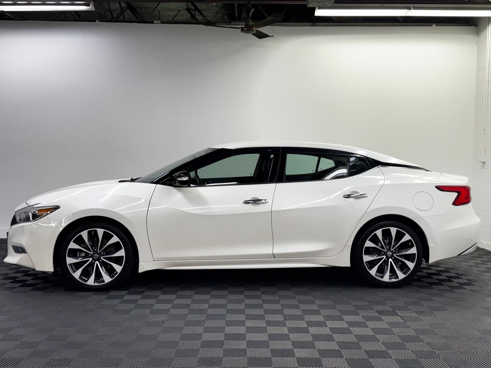Used 2017 Nissan Maxima SR FWD image 3
