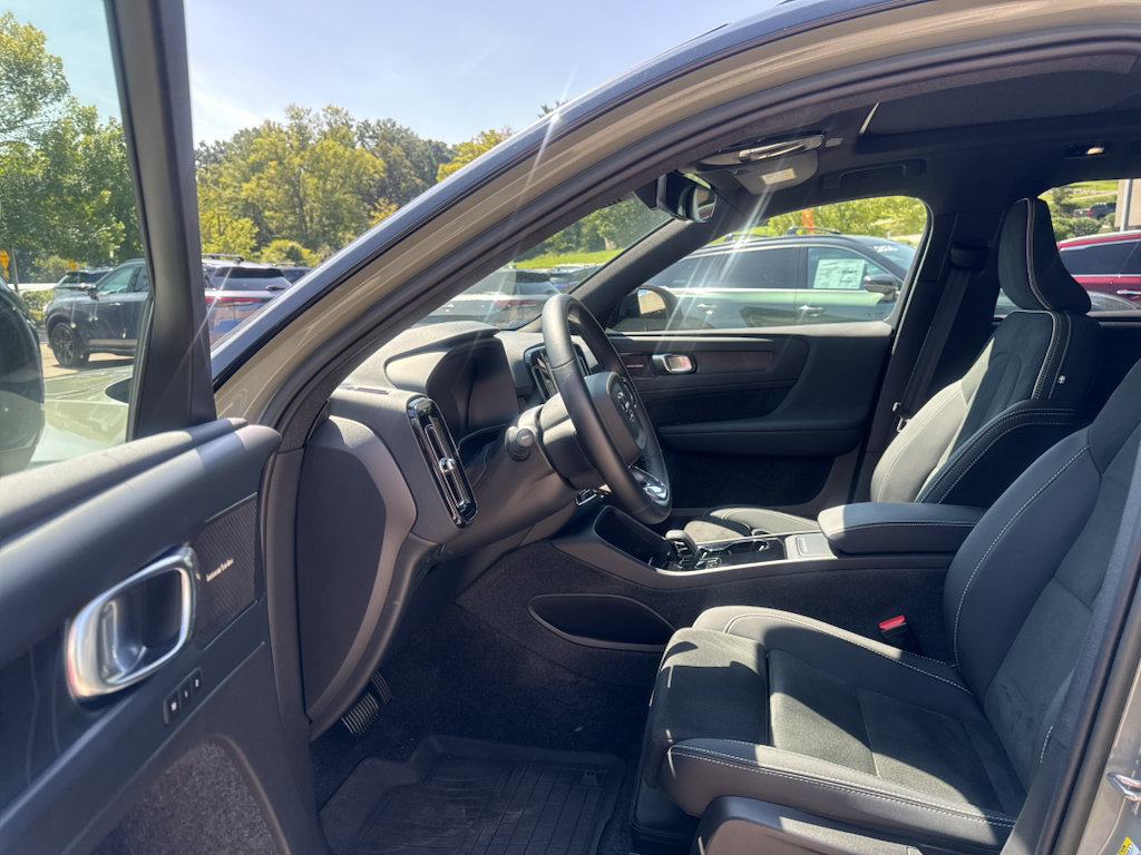 Used 2023 Volvo XC40 Recharge Ultimate w/ Protection Package Premier AWD/4WD image 8