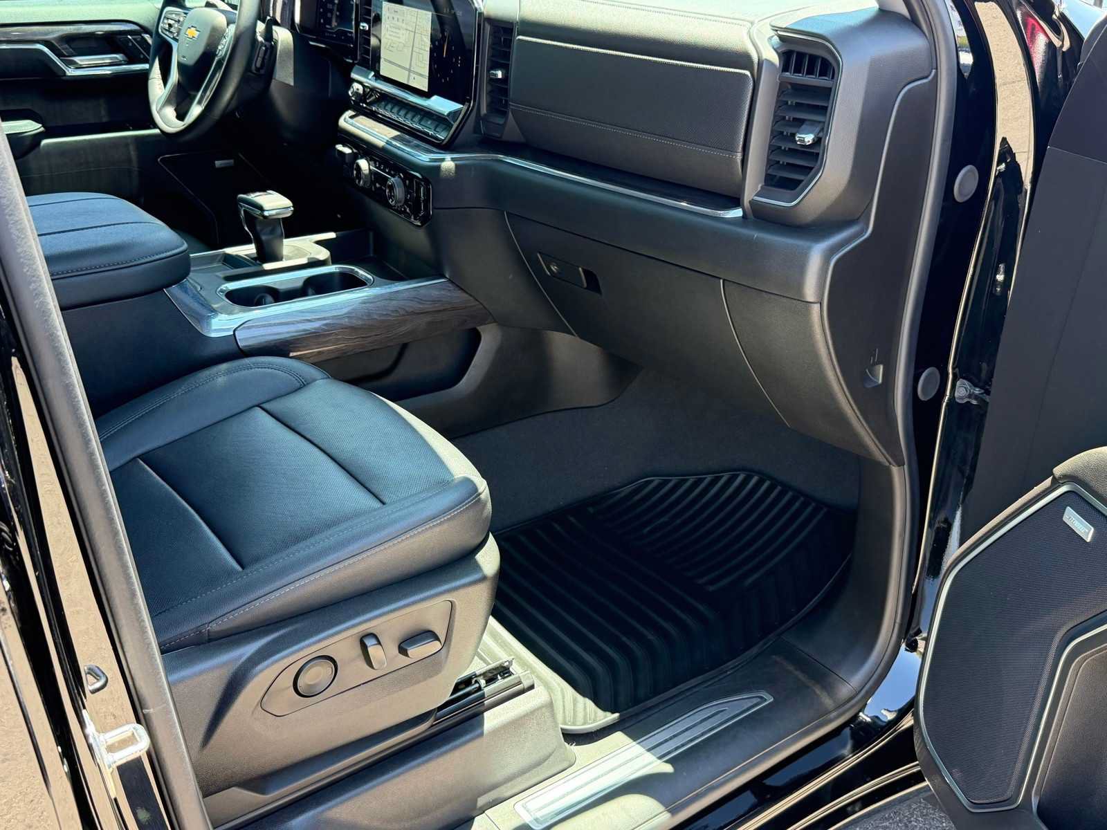 Used 2024 Chevrolet Silverado 1500 LTZ w/ LTZ Premium Package AWD/4WD image 29