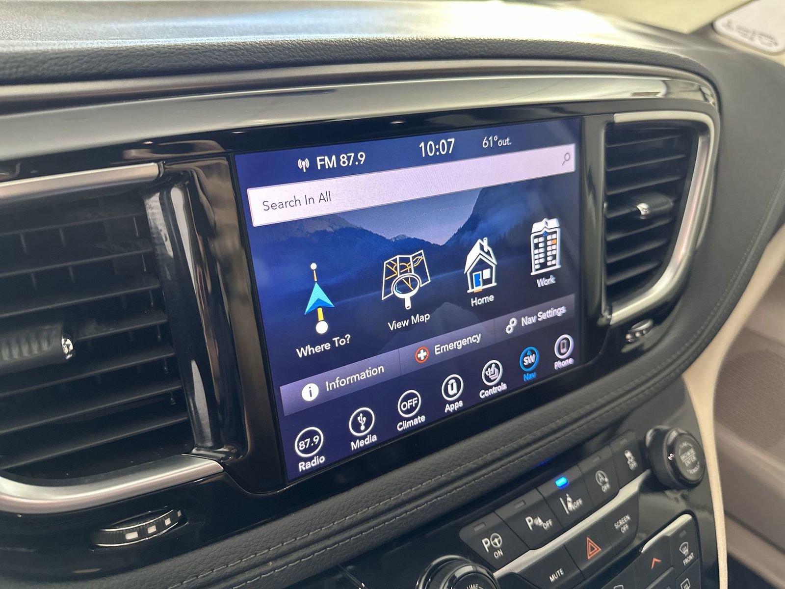 Used 2018 Chrysler Pacifica Limited image 23