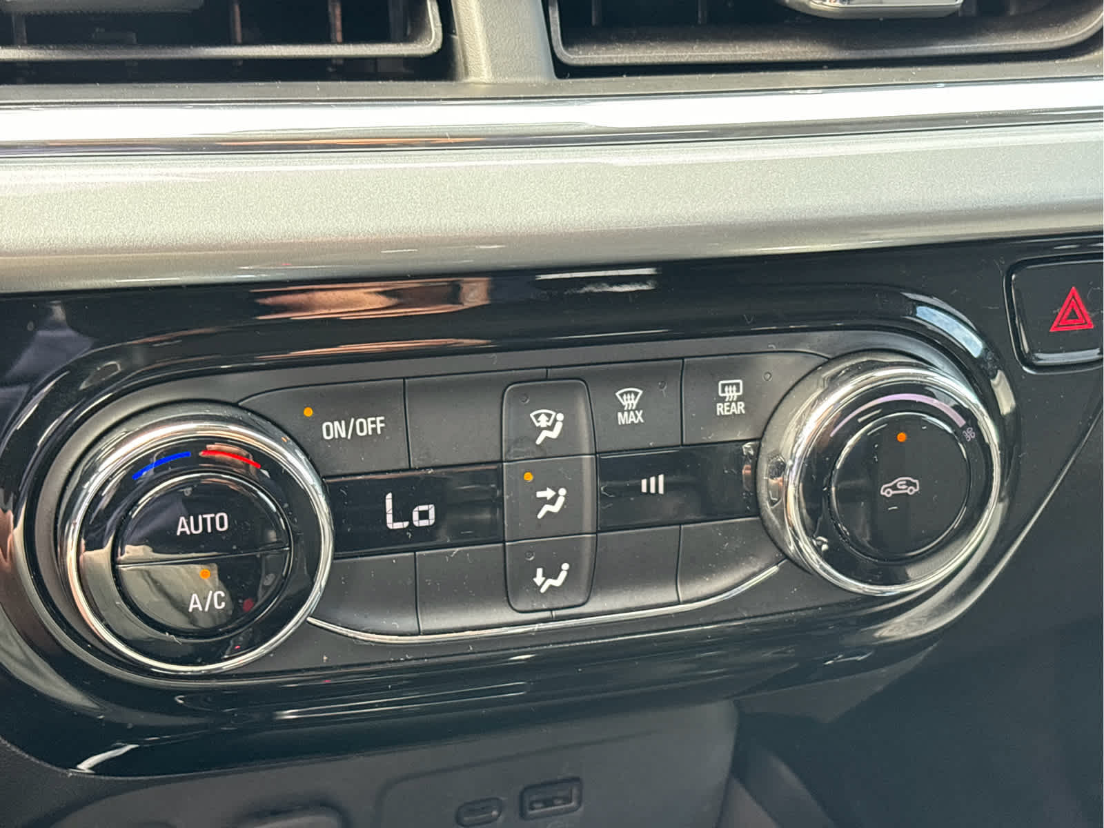 Used 2025 Chevrolet Trax LT FWD image 15