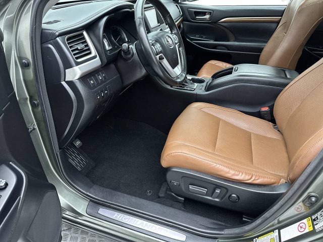 Used 2018 Toyota Highlander Limited Platinum AWD/4WD image 11