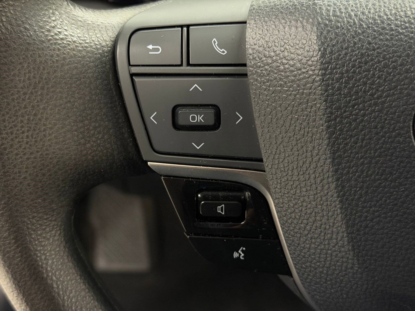 Used 2025 Toyota Camry LE FWD image 13
