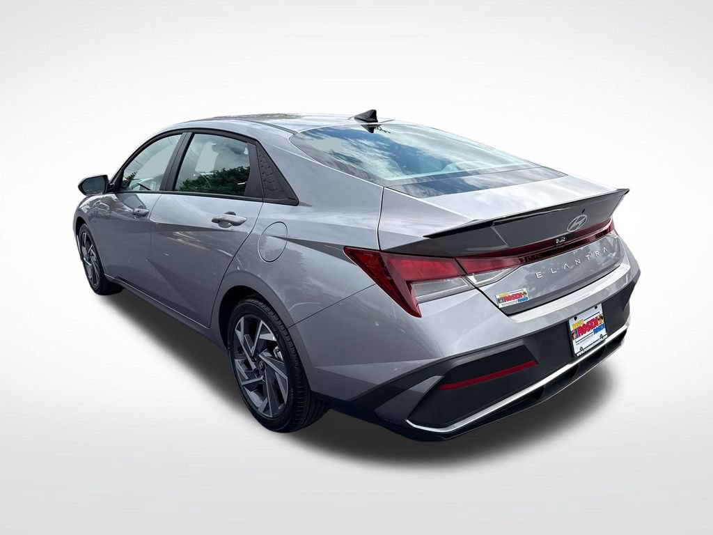 Certified 2025 Hyundai Elantra Sport FWD image 3