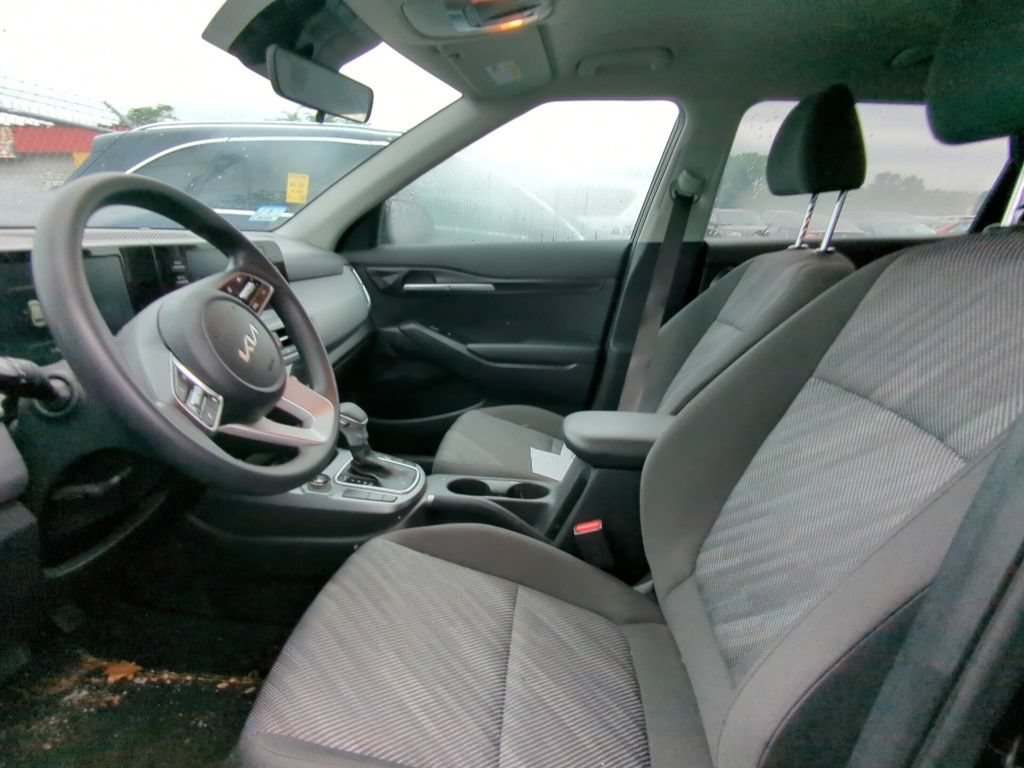 Used 2025 Kia Seltos LX AWD/4WD image 6