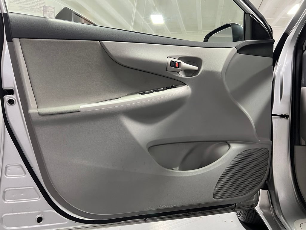Used 2013 Toyota Corolla LE FWD image 34