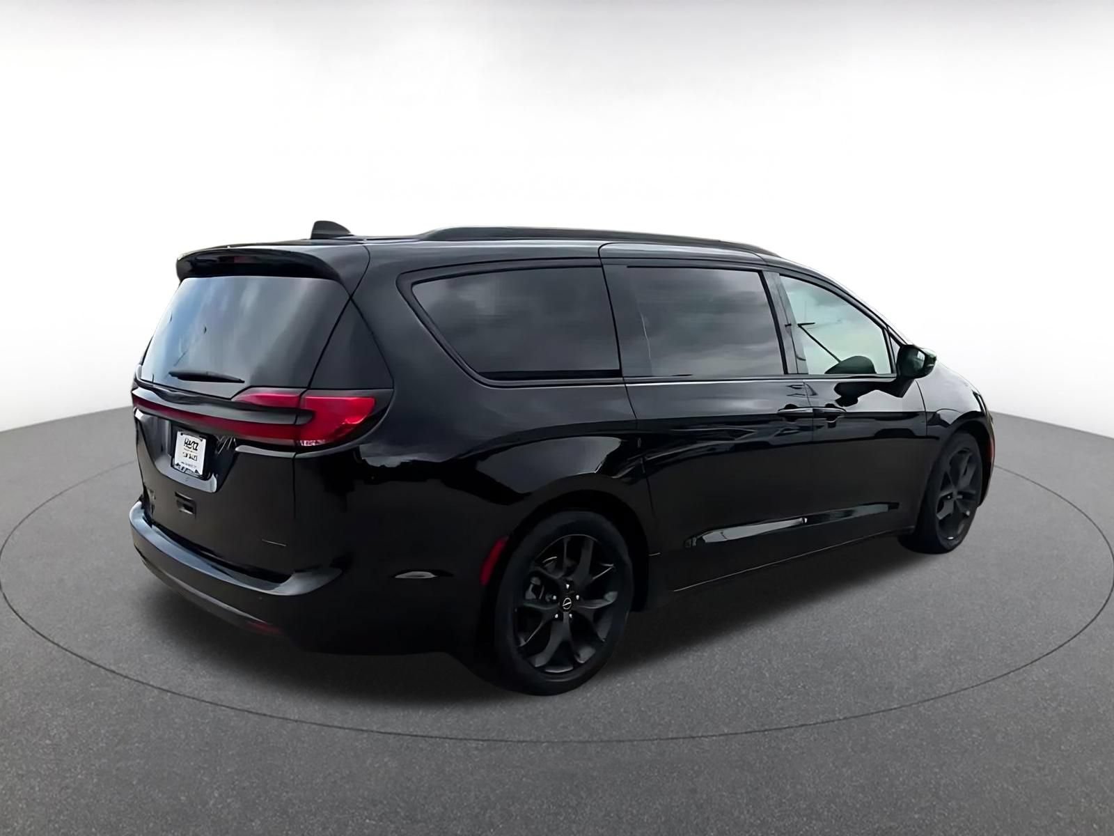 Used 2025 Chrysler Pacifica Limited FWD image 14