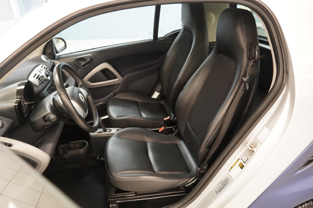 Used 2015 smart fortwo pure RWD image 13