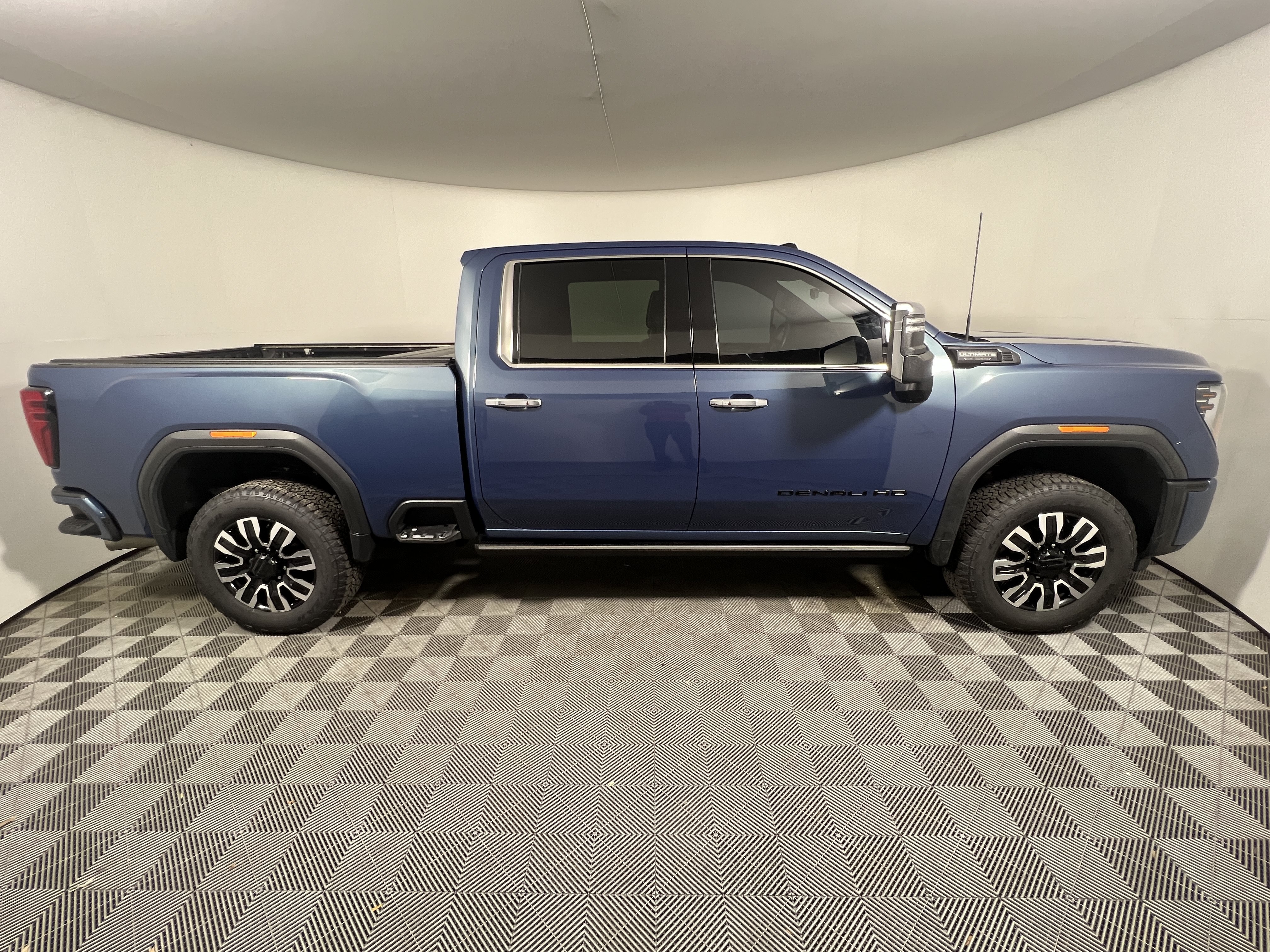 Used 2024 GMC Sierra 2500 Denali Ultimate AWD/4WD image 6
